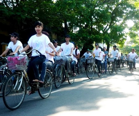 Các[-]tầng[-]lớp[-]nhân[-]dân[-]tham[-]gia[-]đổi[-]túi[-]nilon[-]lấy[-]túi[-]thân[-]thiện[-]môi[-]trường